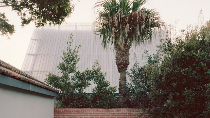 Anthony Gill Architects screens Australian house with fibreglass and plants