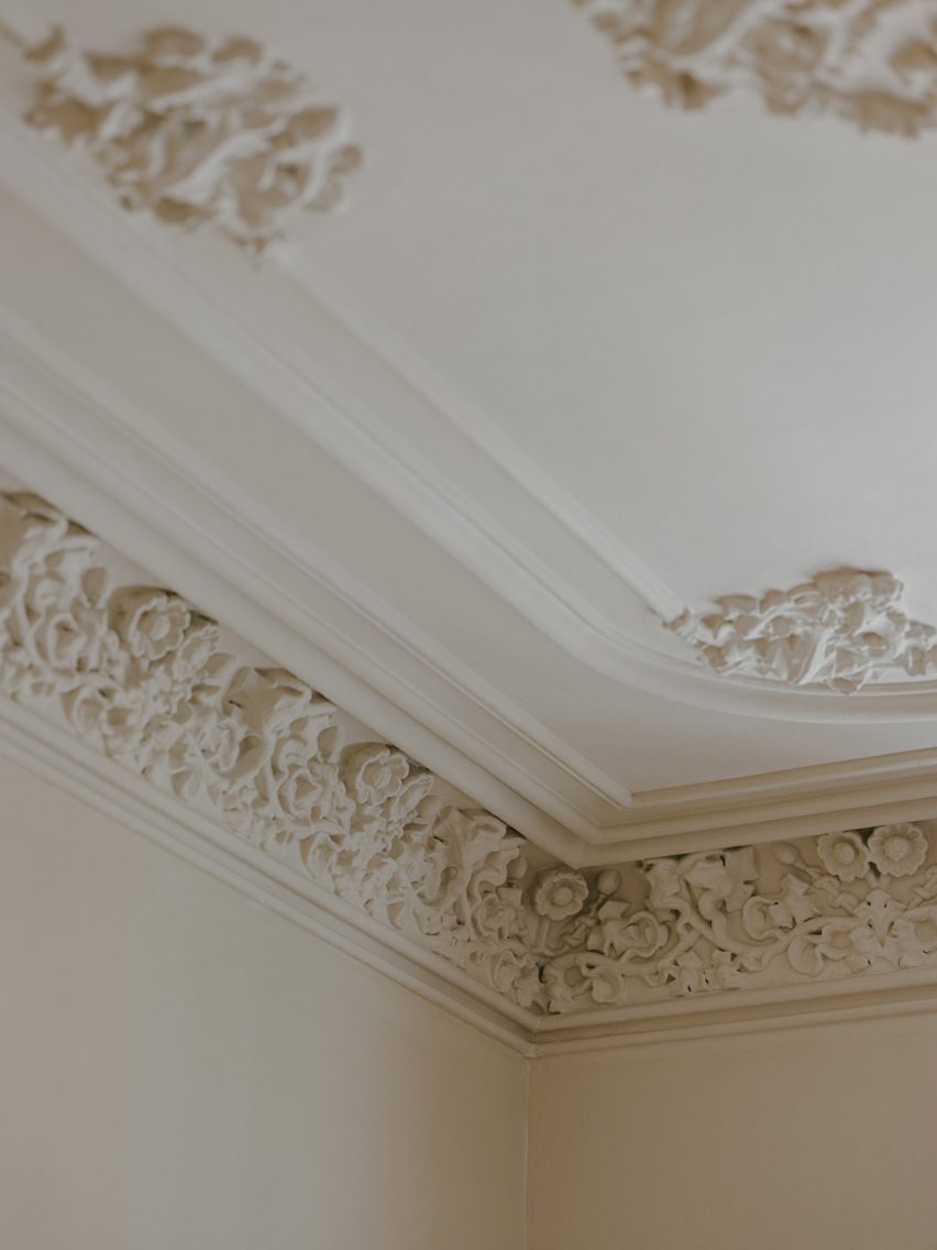 Decorative ceiling mouldings in corner of a room
