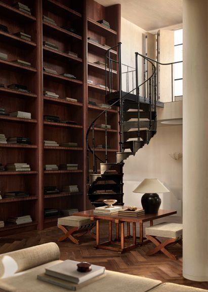 Double-heigh interior in London flat