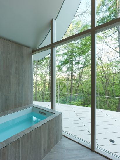 Bathtub in house by Hendo