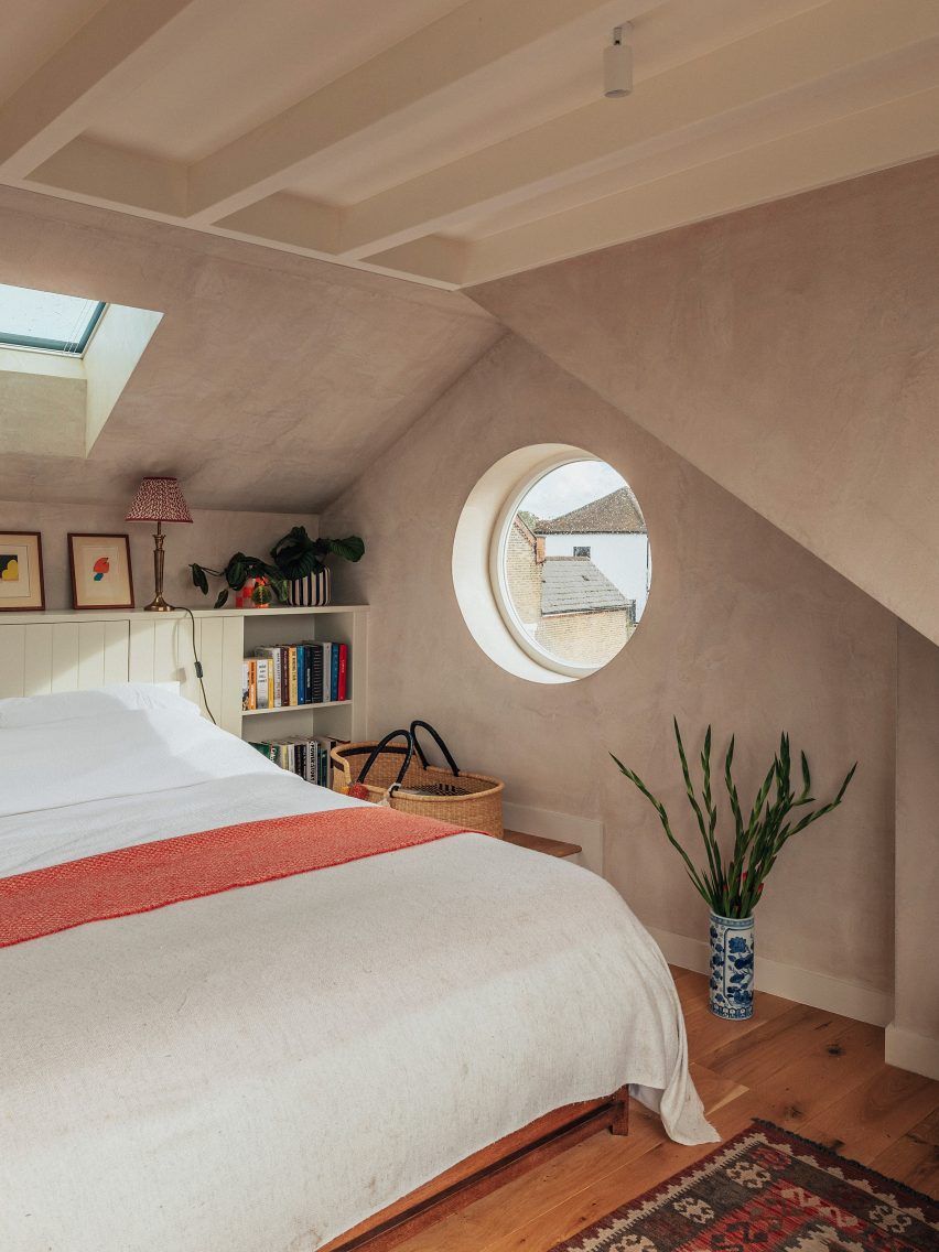 Bedroom with round window in Lewisham Loggias
