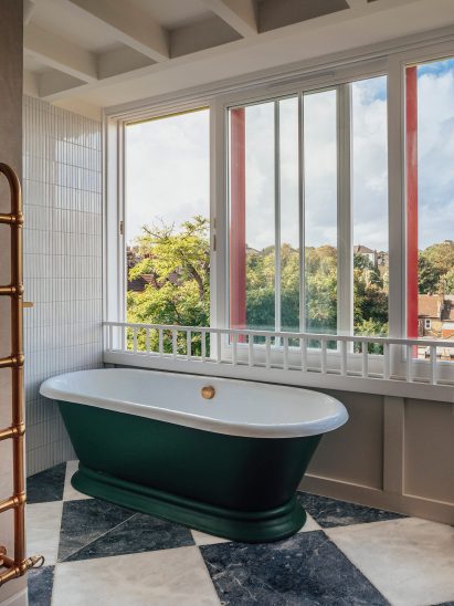Green bath tub in Lewisham Loggias