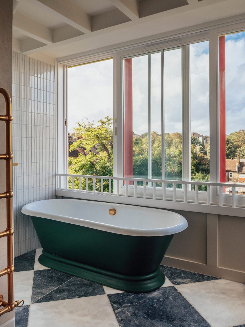Green bath tub in Lewisham Loggias