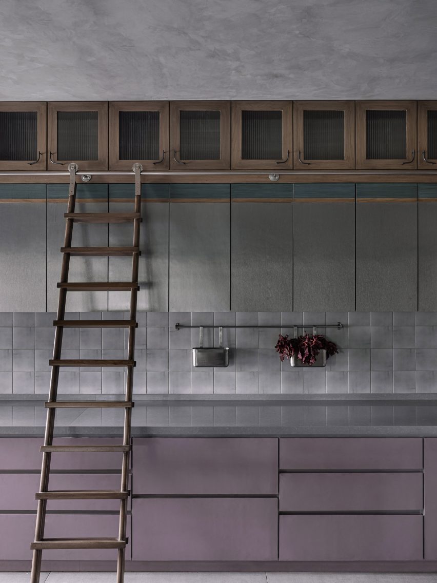 Kitchen of an apartment in Bengaluru by Multitude of Sins