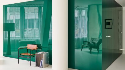 Acrylic cube in T7.2 dental clinic in Berlin