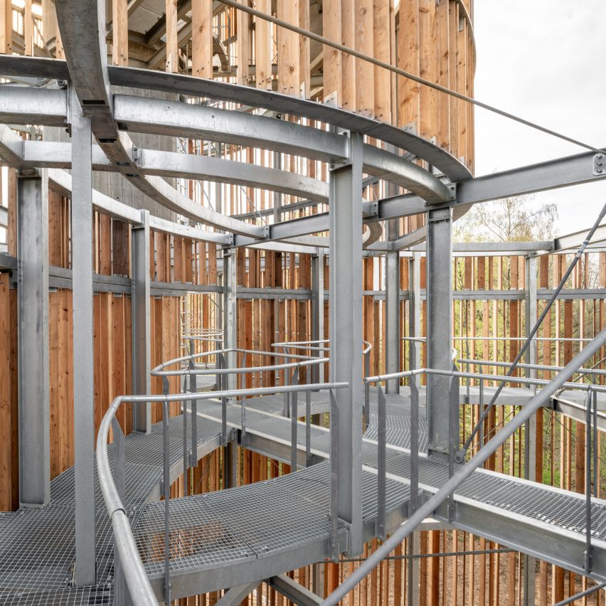 Bird and Mammal Shelter and Water Reservoir by Temperaturas Extremas