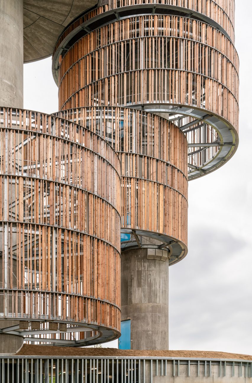 Bird and Mammal Shelter and Water Reservoir by Temperaturas Extremas