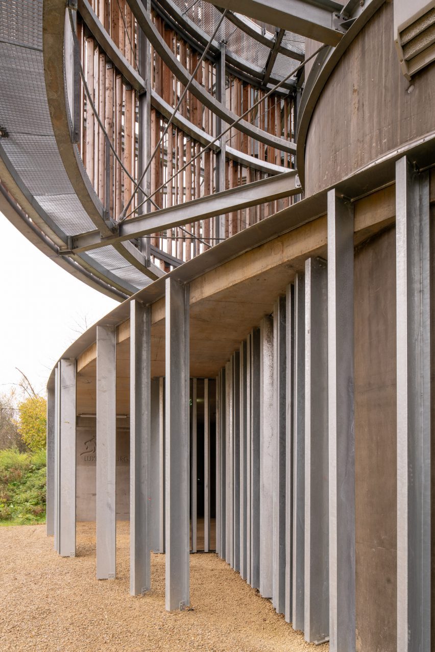 Bird and Mammal Shelter and Water Reservoir by Temperaturas Extremas