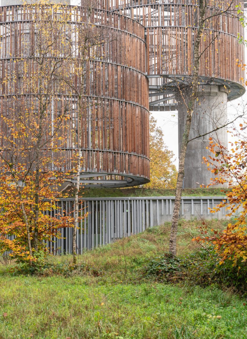 Bird and Mammal Shelter and Water Reservoir by Temperaturas Extremas