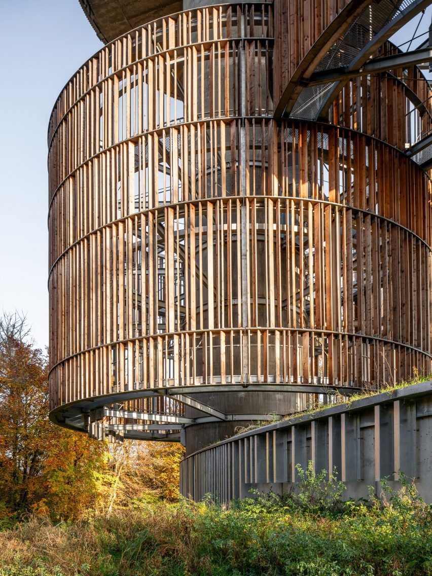 Bird and Mammal Shelter and Water Reservoir by Temperaturas Extremas