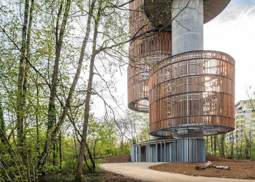 Bird and Mammal Shelter and Water Reservoir by Temperaturas Extremas