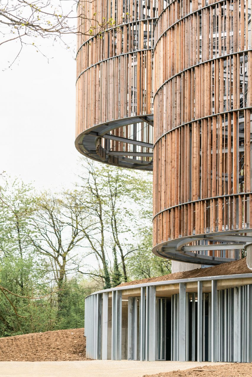 Bird and Mammal Shelter and Water Reservoir by Temperaturas Extremas
