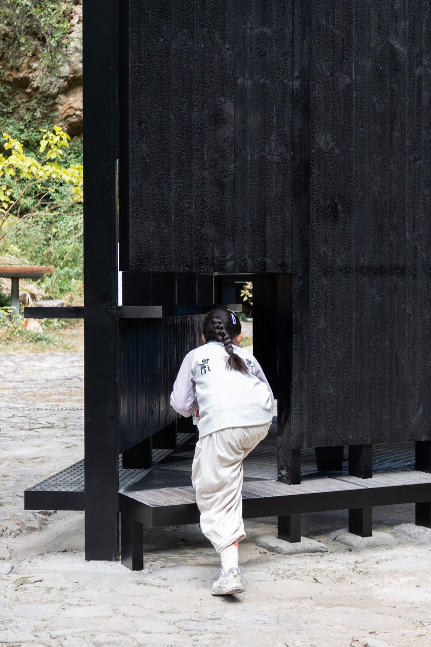 Drop-stop pavilion by Aptdotapt in China