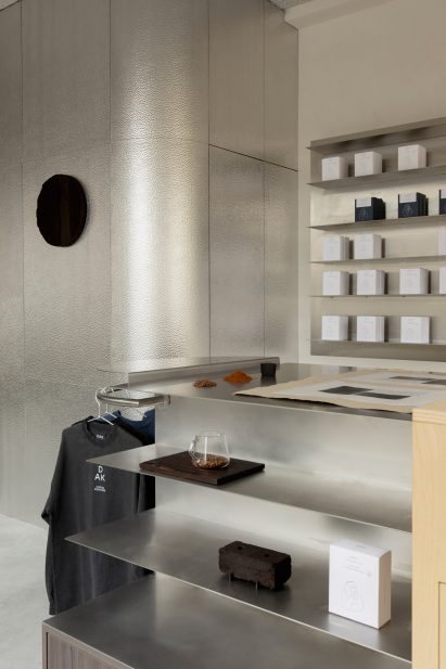 Steel shelving of DAK Coffee Roasters by Barde vanVoltt
