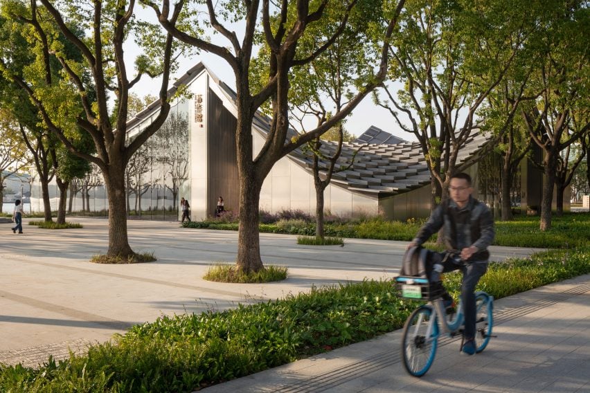 Jinji Lake Pavilion by BIG