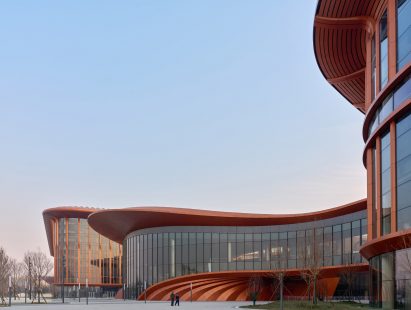Glass and copper-coloured aluminium building in Beijing