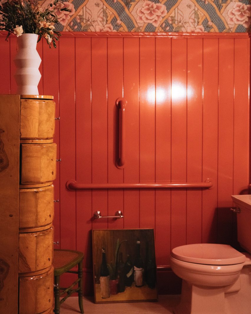 Pink wood panelled walls in bathroom