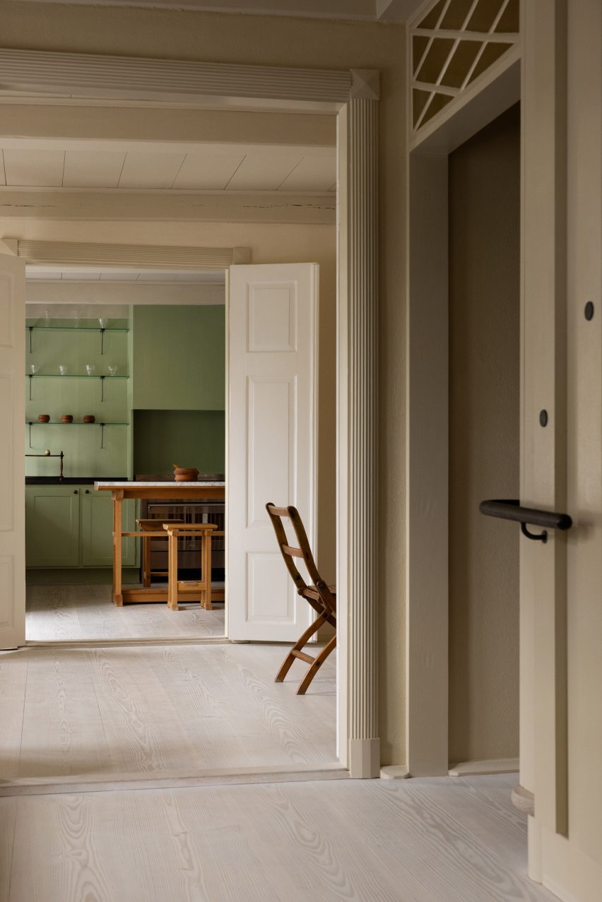 Green kitchen in Dinesen Country Home renovation by Mentze Ottenstein