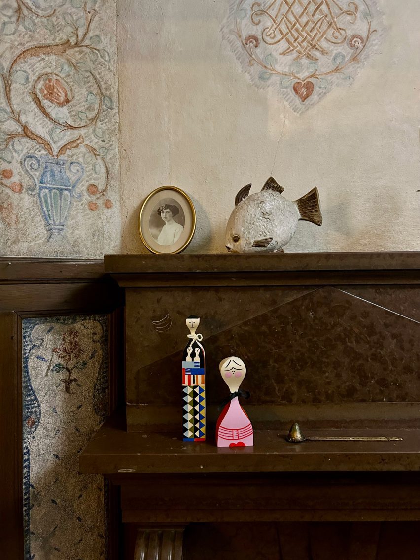 Fish ceramic on fireplace plinth