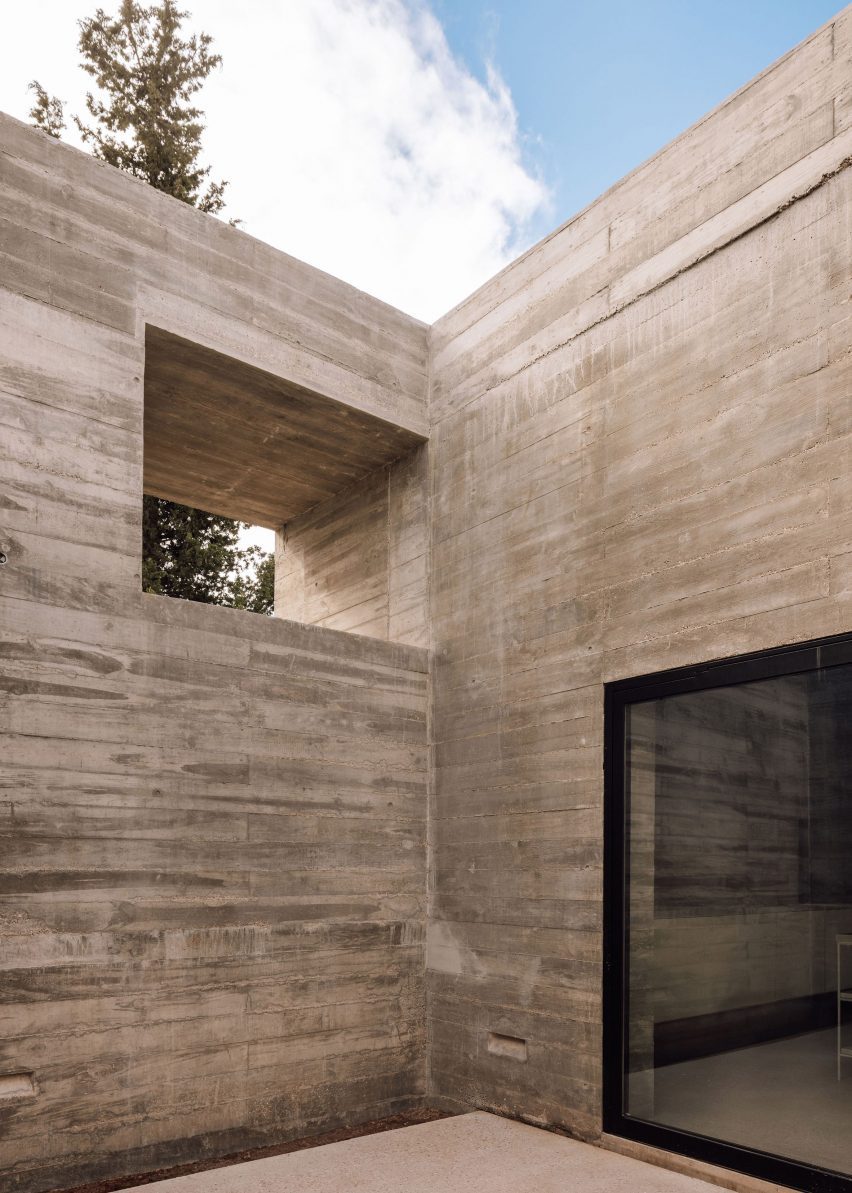 Frame House in Portugal by Pedro Domingos Arquitectos