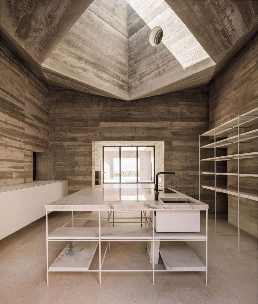 Frame House in Portugal by Pedro Domingos Arquitectos