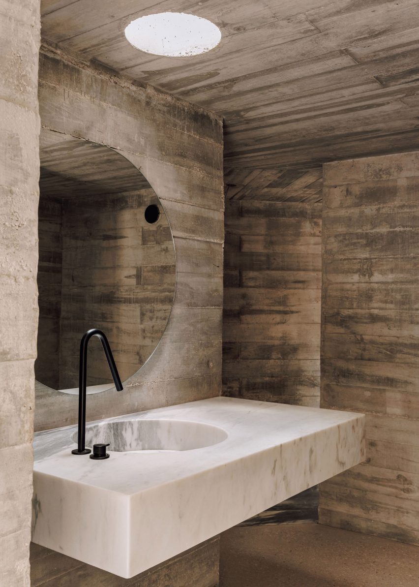 Frame House in Portugal by Pedro Domingos Arquitectos