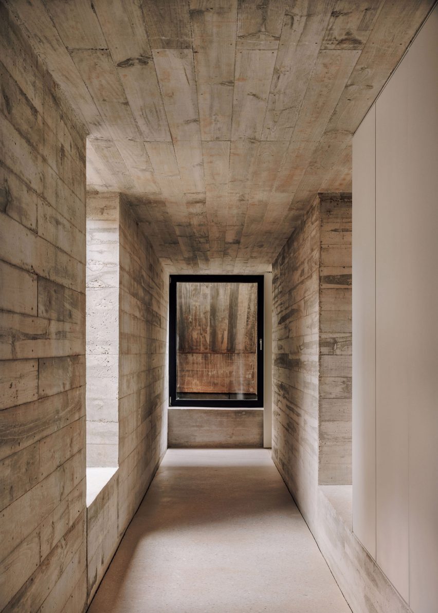 Frame House in Portugal by Pedro Domingos Arquitectos
