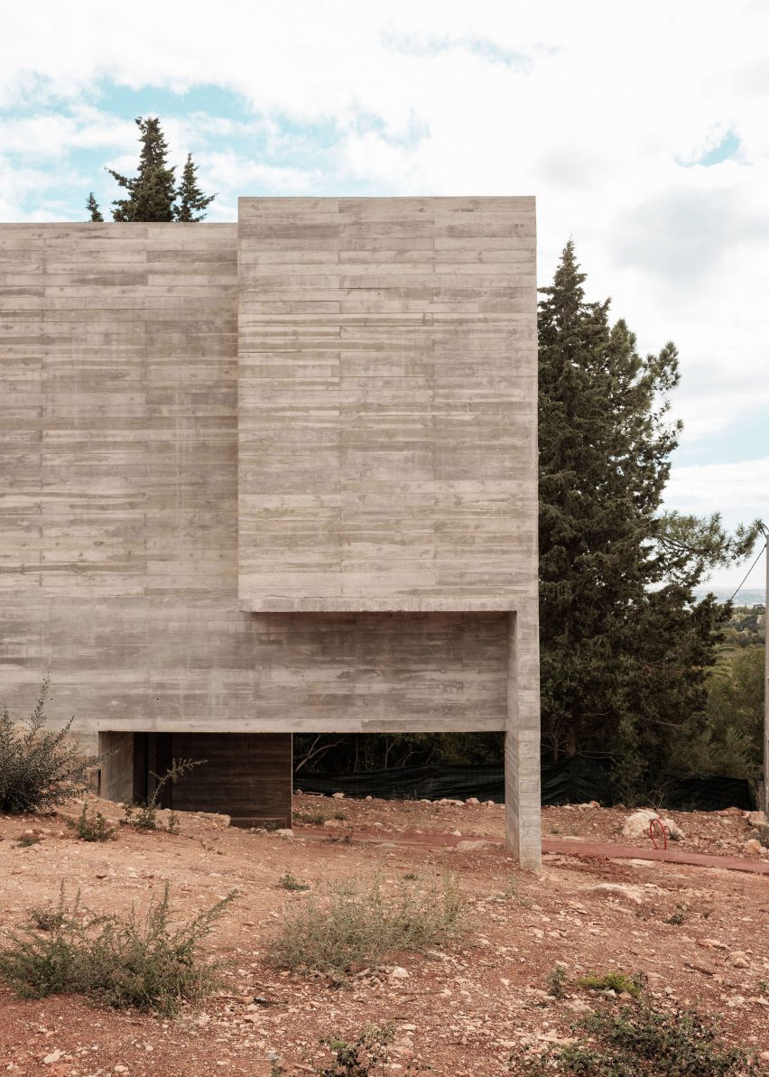 Frame House in Portugal by Pedro Domingos Arquitectos