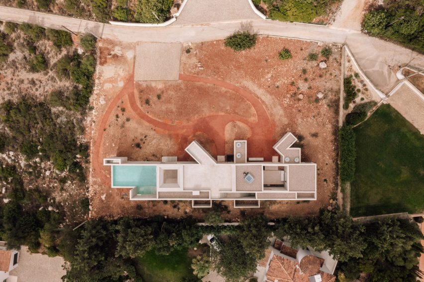 Frame House in Portugal by Pedro Domingos Arquitectos