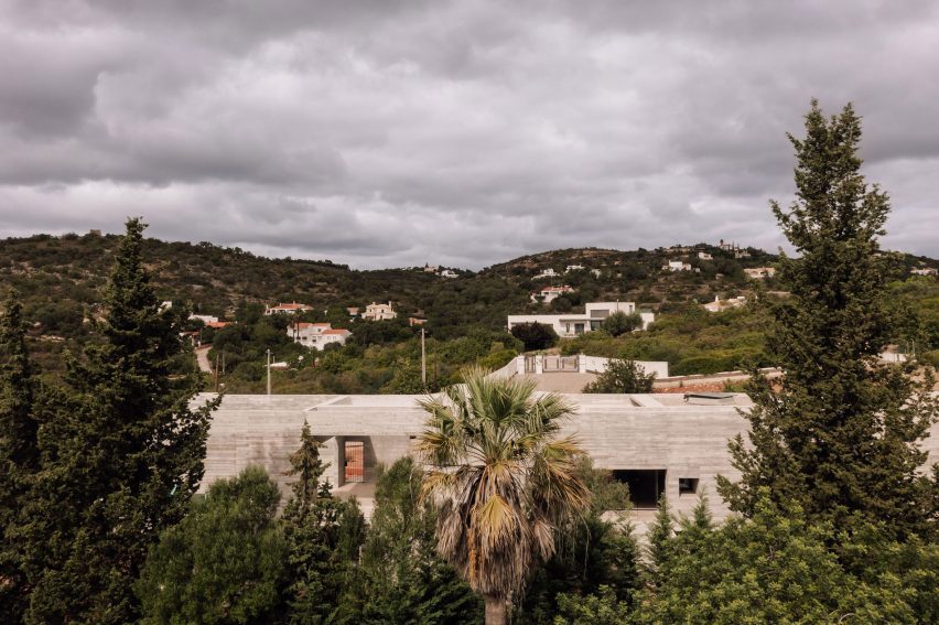 Frame House in Portugal by Pedro Domingos Arquitectos