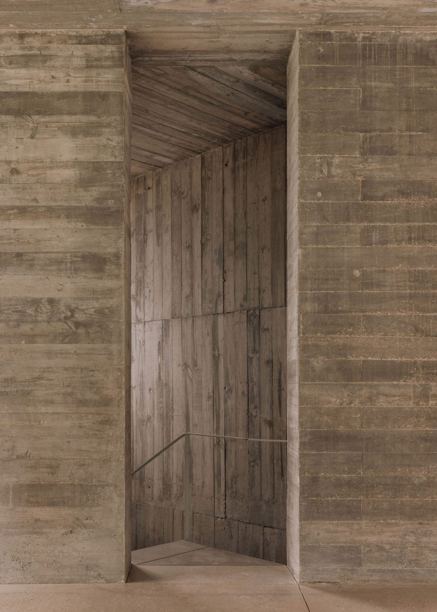 Frame House in Portugal by Pedro Domingos Arquitectos