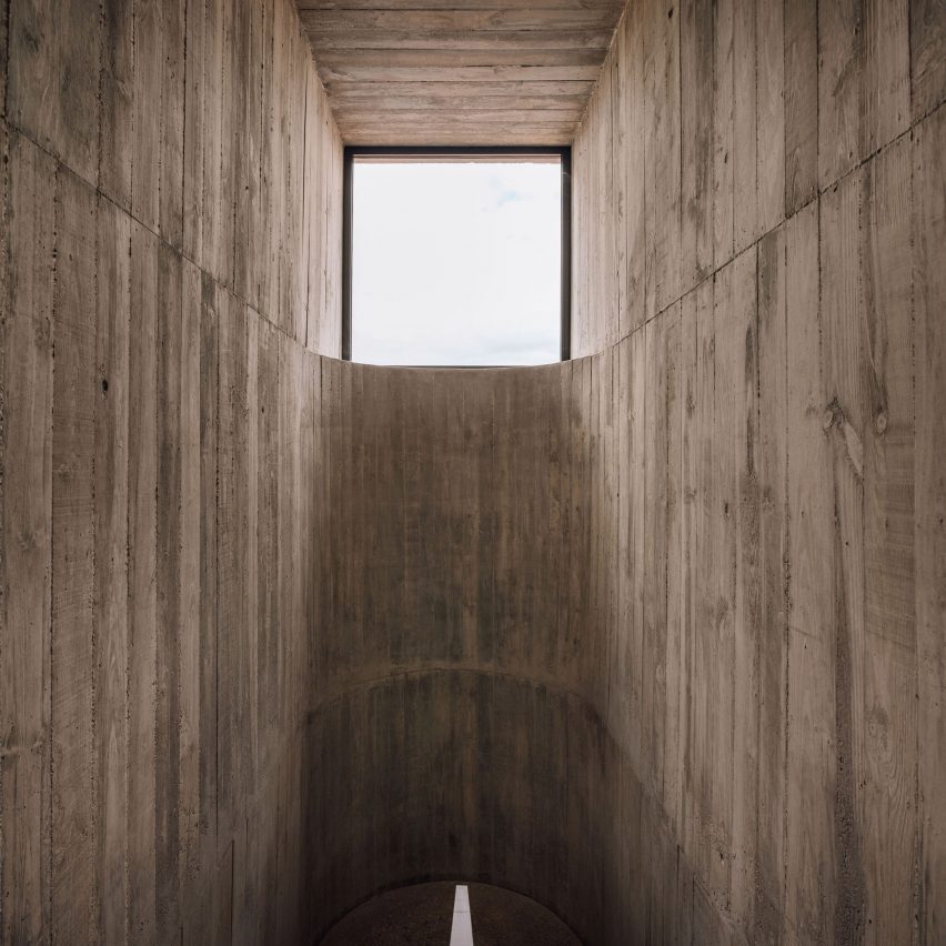 Frame House in Portugal by Pedro Domingos Arquitectos