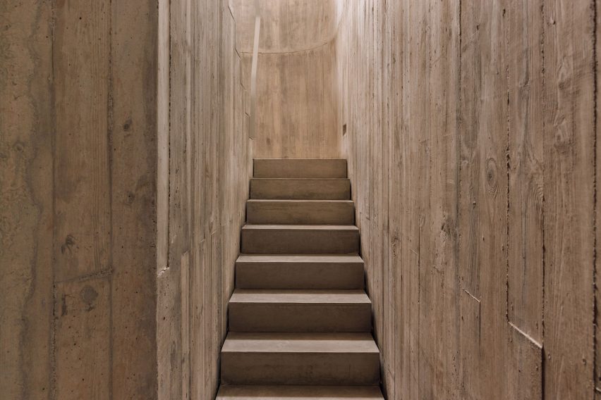 Frame House in Portugal by Pedro Domingos Arquitectos