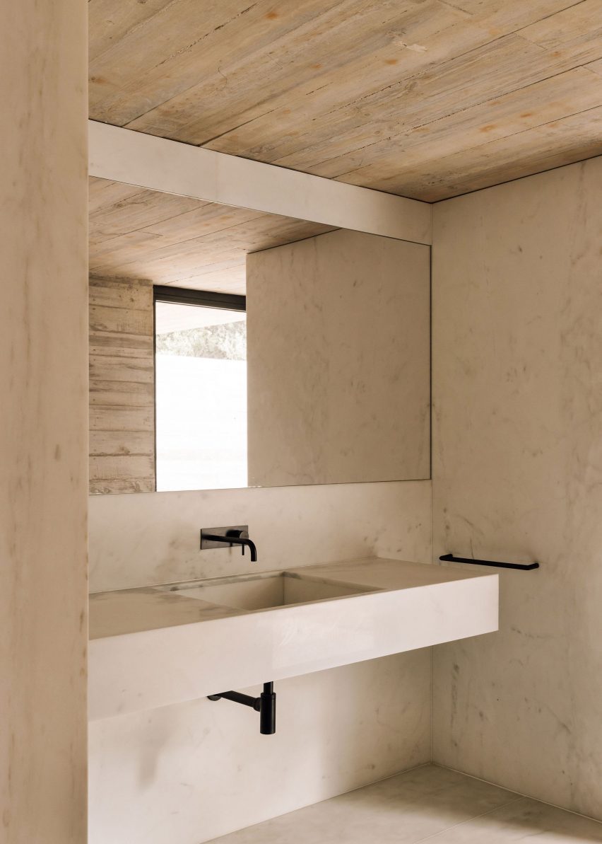 Frame House in Portugal by Pedro Domingos Arquitectos