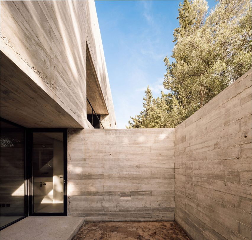 Frame House in Portugal by Pedro Domingos Arquitectos