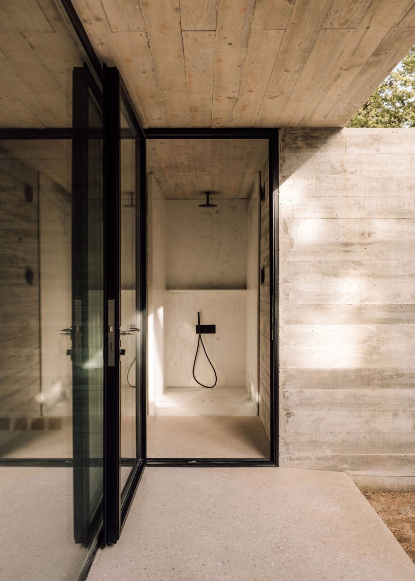 Frame House in Portugal by Pedro Domingos Arquitectos