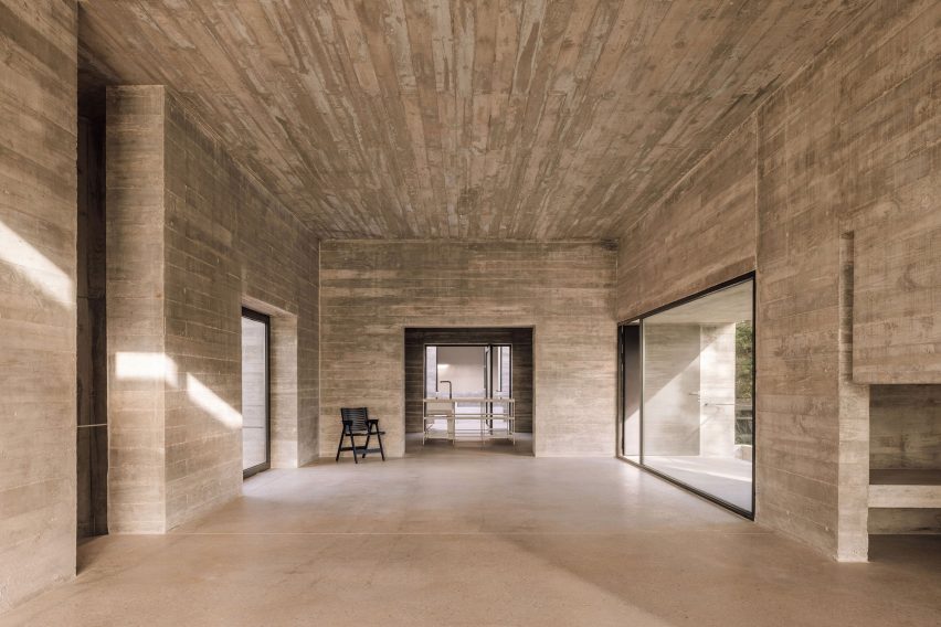 Frame House in Portugal by Pedro Domingos Arquitectos