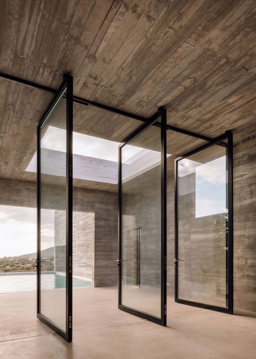 Frame House in Portugal by Pedro Domingos Arquitectos