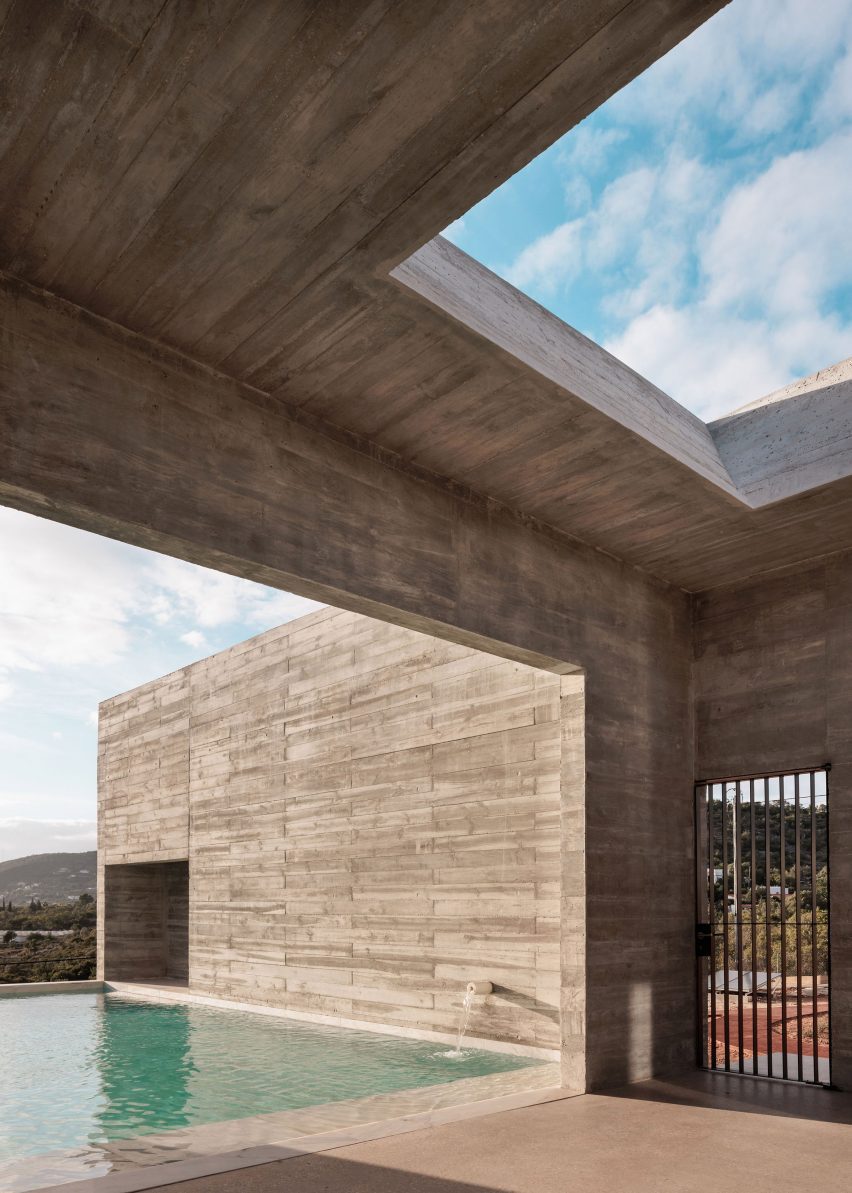 Frame House in Portugal by Pedro Domingos Arquitectos