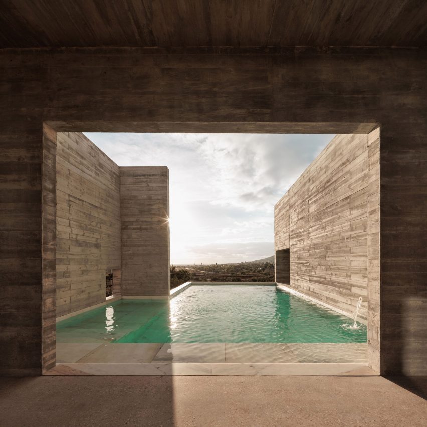 Swimming pool at Frame House in Portugal by Estádio António Coimbra da Mota