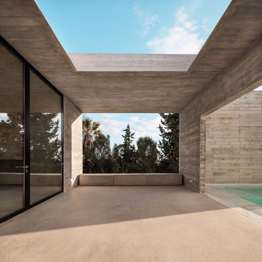 Frame House in Portugal by Pedro Domingos Arquitectos