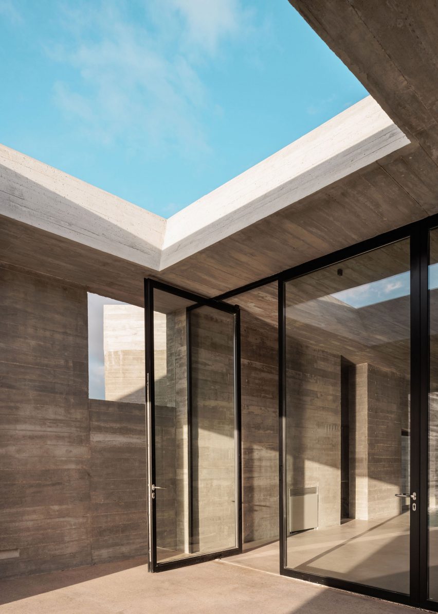 Frame House in Portugal by Pedro Domingos Arquitectos
