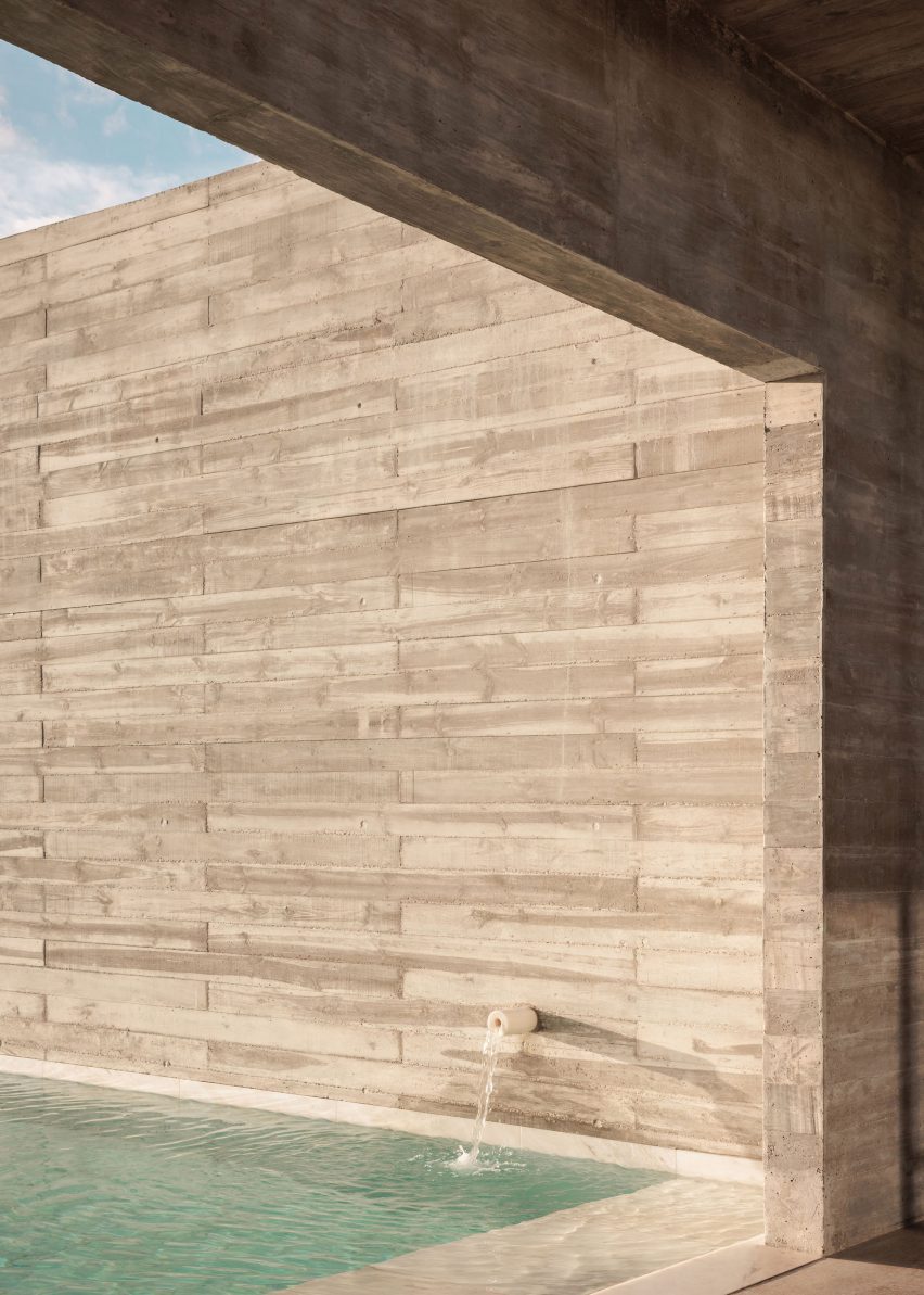 Frame House in Portugal by Pedro Domingos Arquitectos