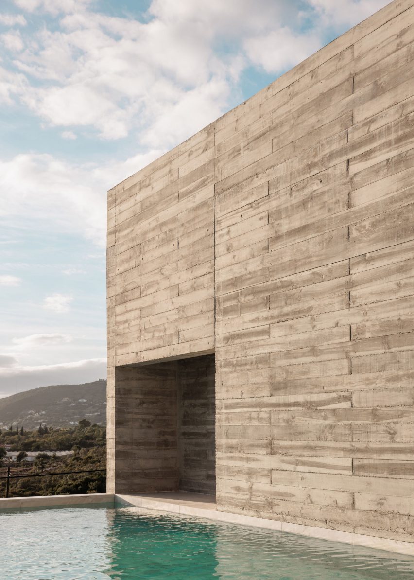 Frame House in Portugal by Pedro Domingos Arquitectos