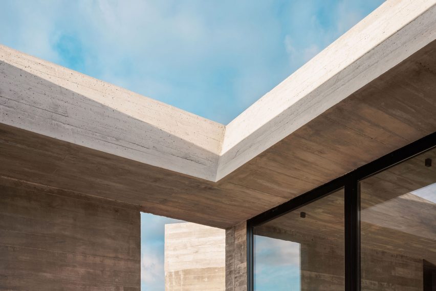 Frame House in Portugal by Pedro Domingos Arquitectos