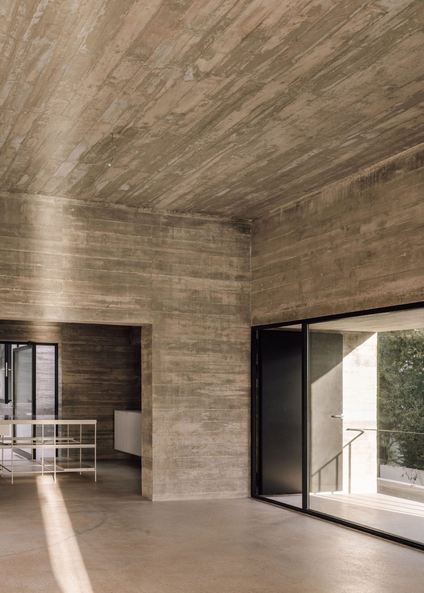 Frame House in Portugal by Pedro Domingos Arquitectos