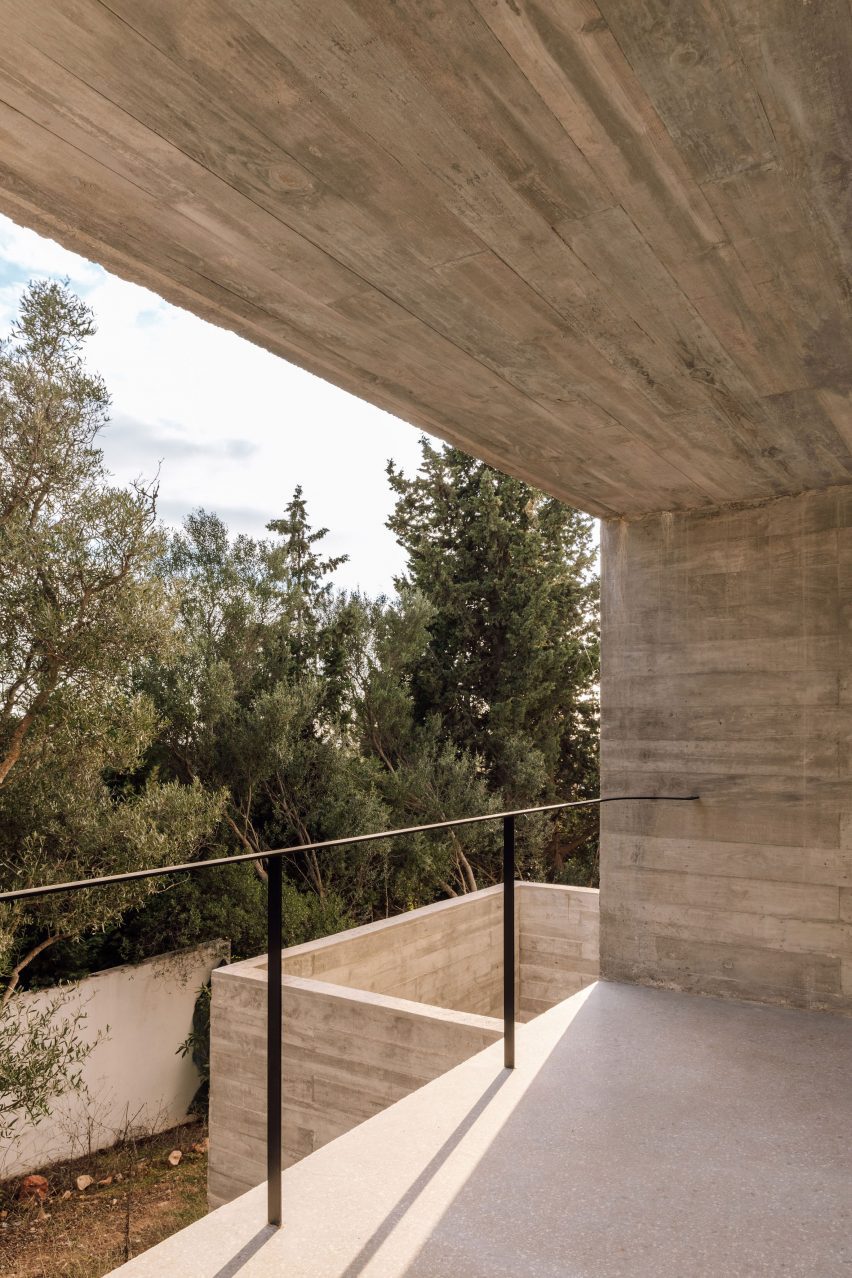 Frame House in Portugal by Pedro Domingos Arquitectos