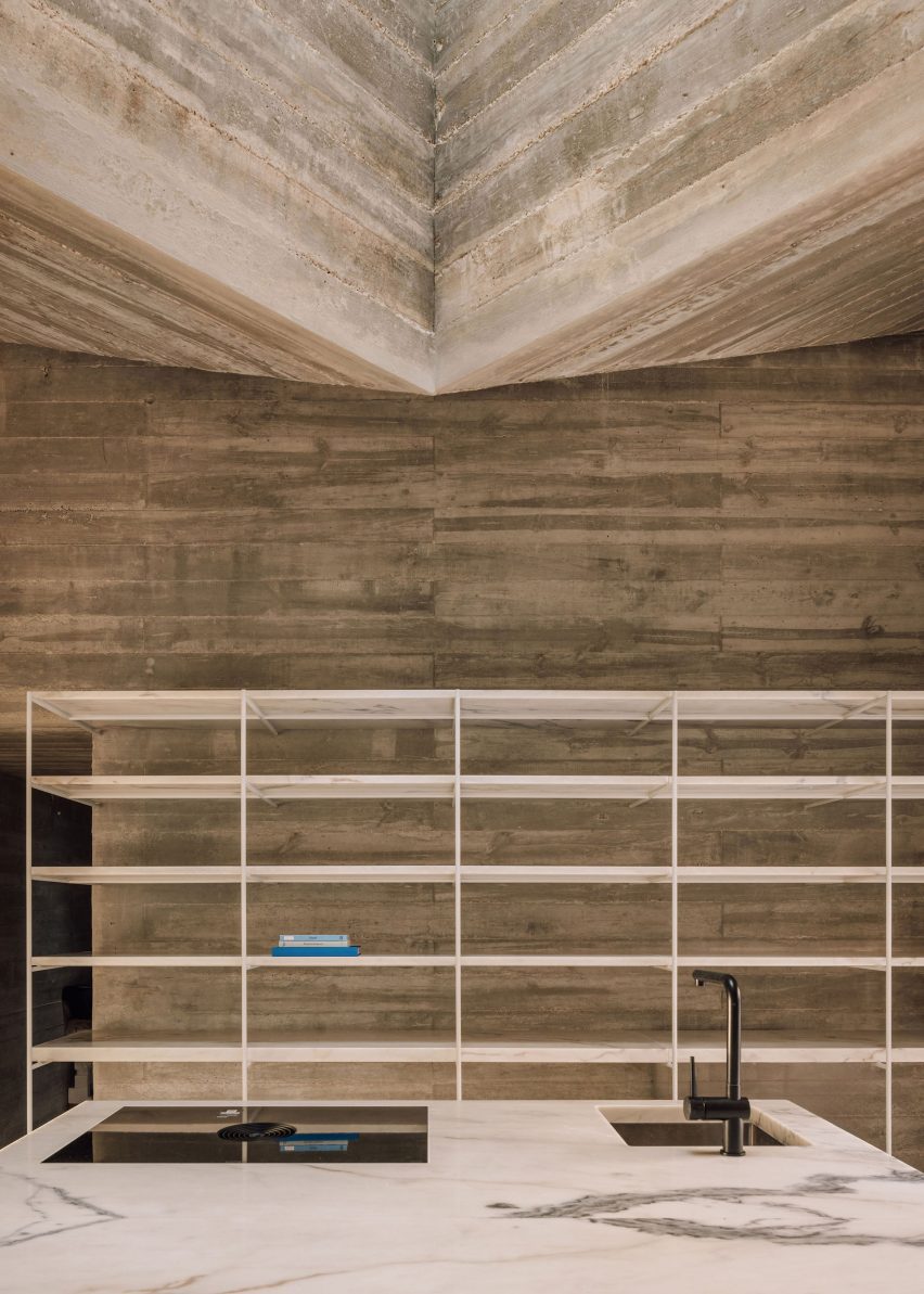 Frame House in Portugal by Pedro Domingos Arquitectos