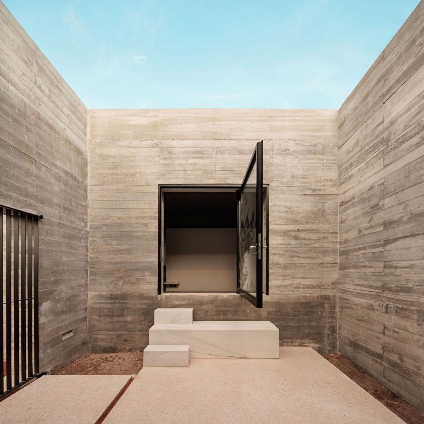 Frame House in Portugal by Pedro Domingos Arquitectos