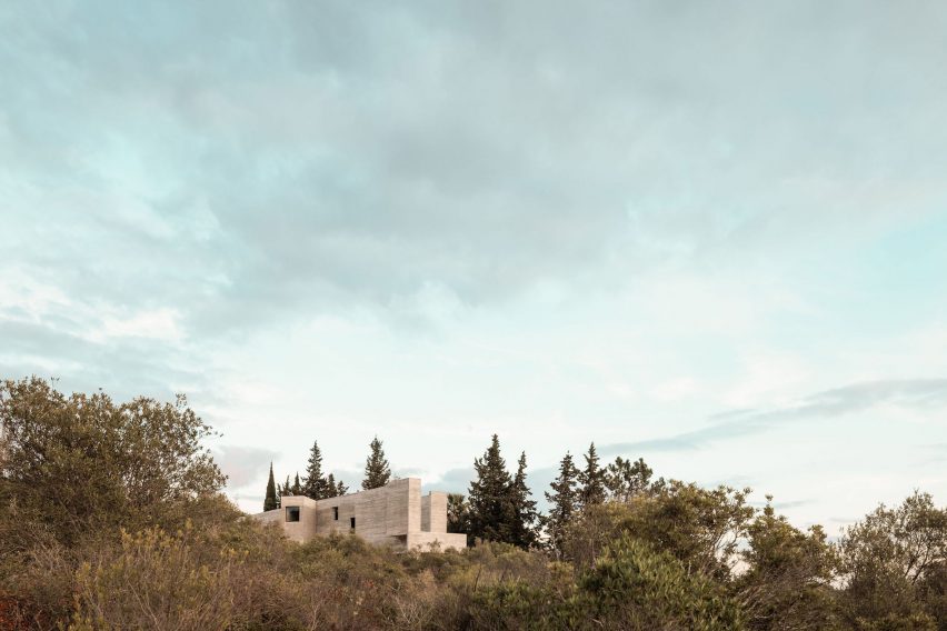 Frame House in Portugal by Pedro Domingos Arquitectos
